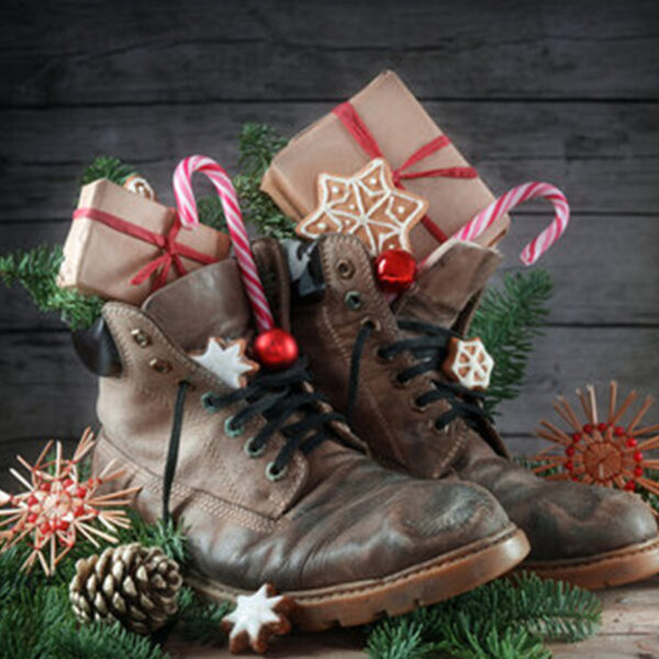 Festive table centrepiece workshop with Christmas cakes and mulled wine