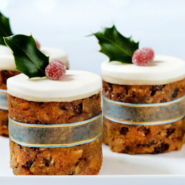 Festive table centrepiece workshop with Christmas cakes and mulled wine