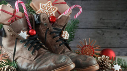 Festive table centrepiece workshop with Christmas cakes and mulled wine