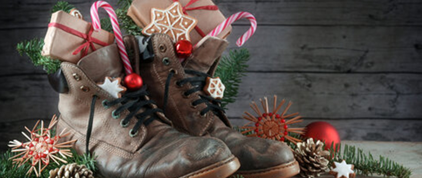 Festive table centrepiece workshop with Christmas cakes and mulled wine
